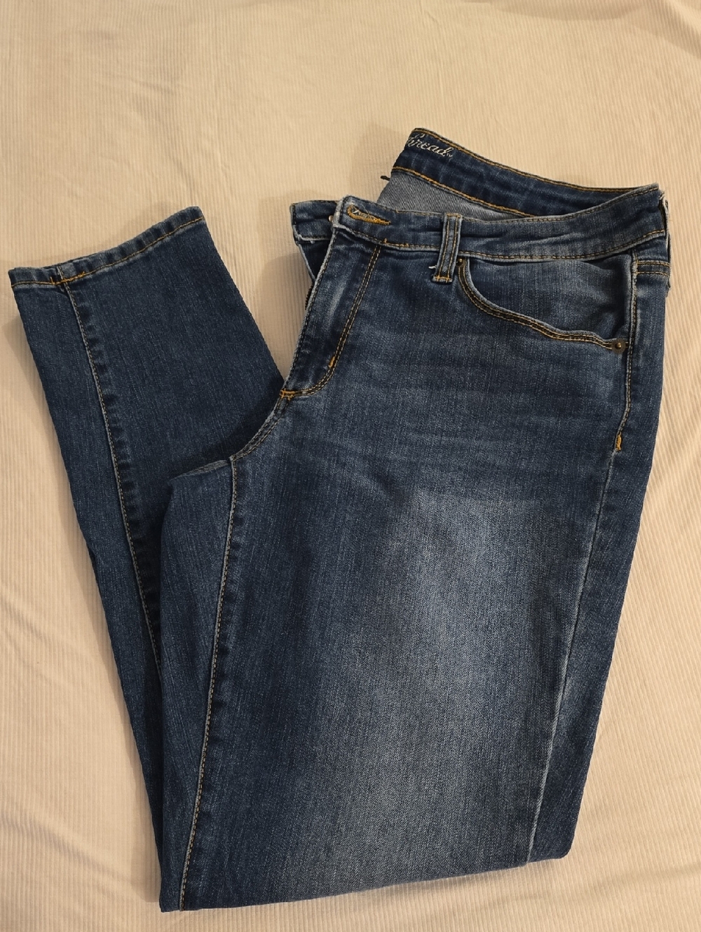 Universal Thread Women’s Medium Blue Skinny Jeans
